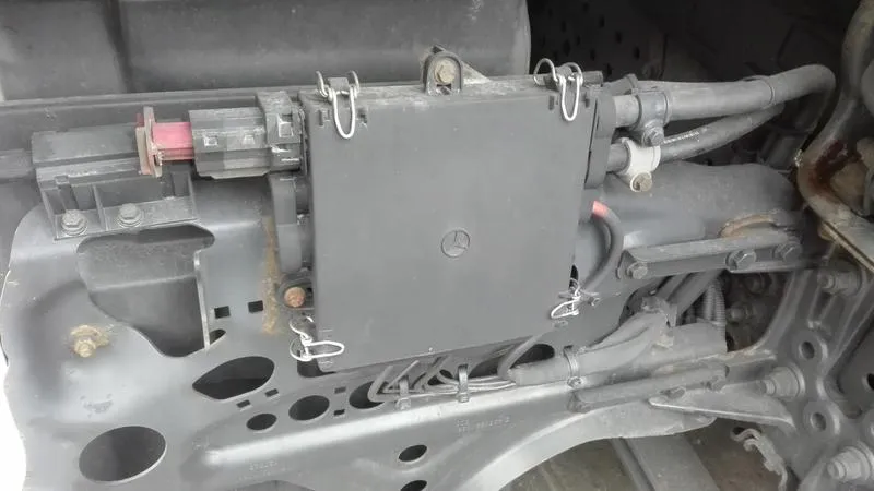 Gdzie znajdują się bezpieczniki w Mercedesie Actros? Przewodnik dla kierowców